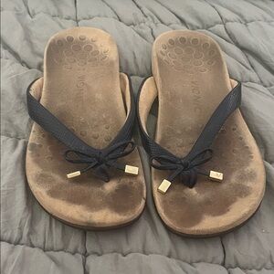 Vionic Women's Black and Tan Sandals